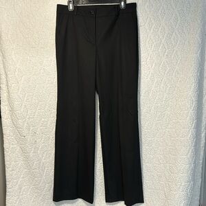 Ann Taylor signature trouser in black. Size 6